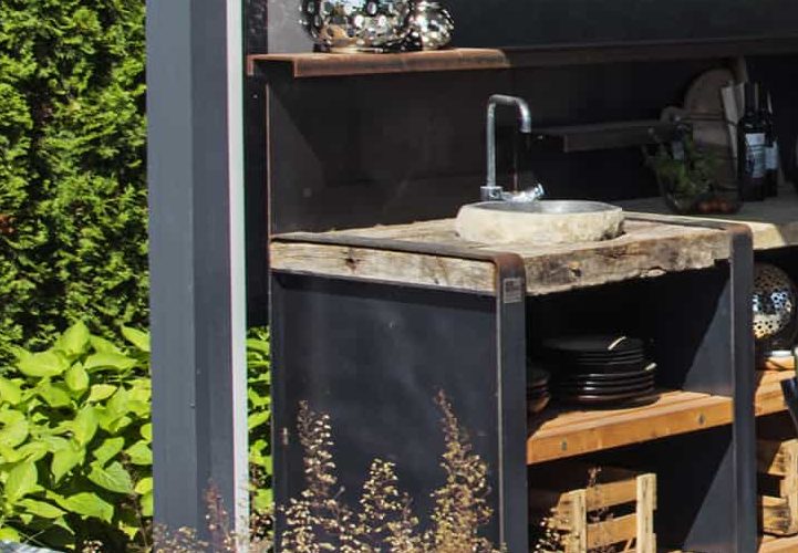 Outdoor Küche mit Sitzgelegenheit im Garten